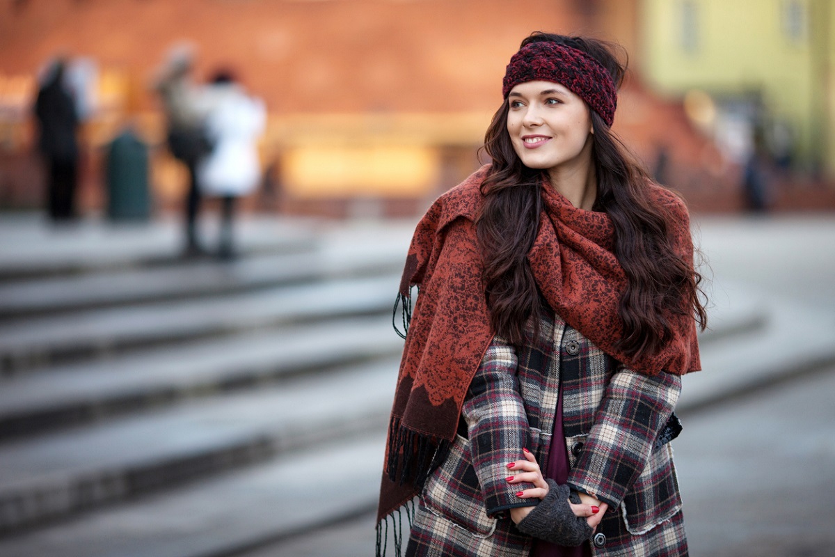 photographie d'une femme en tenue automnale/hivernale marron rouge et noire