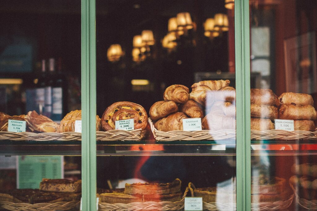 photographie d'une vitrine de boulangerie