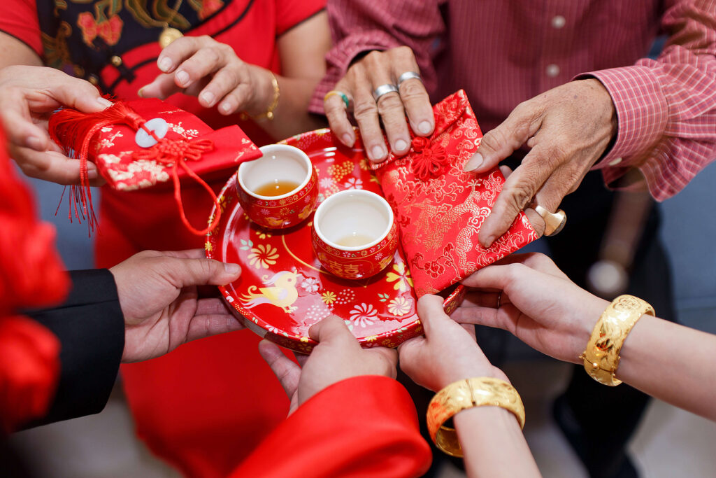 photographie d'une tradition chinoise : s'offrir des enveloppes rouges pour se porter chance