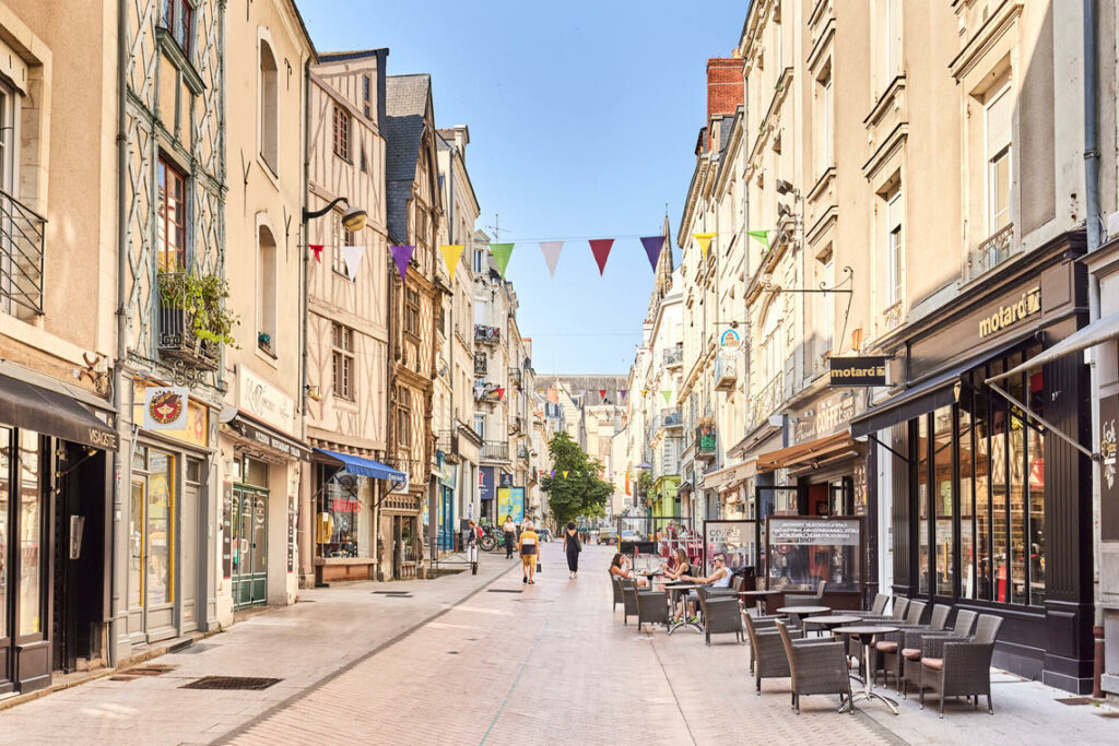 photographie d'une ville d'Angers, avec différentes enseignes