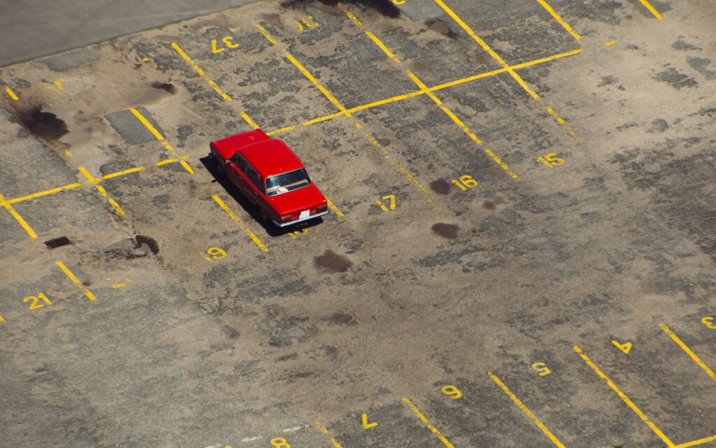 photographie d'une voiture garée sur un parking