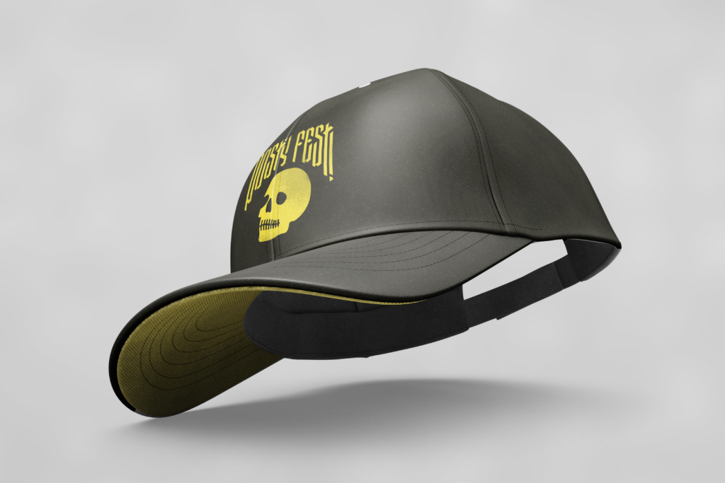 casquette noire à l'intérieur jaune avec le logo du festival jaune à l'avant avec un crane jaune