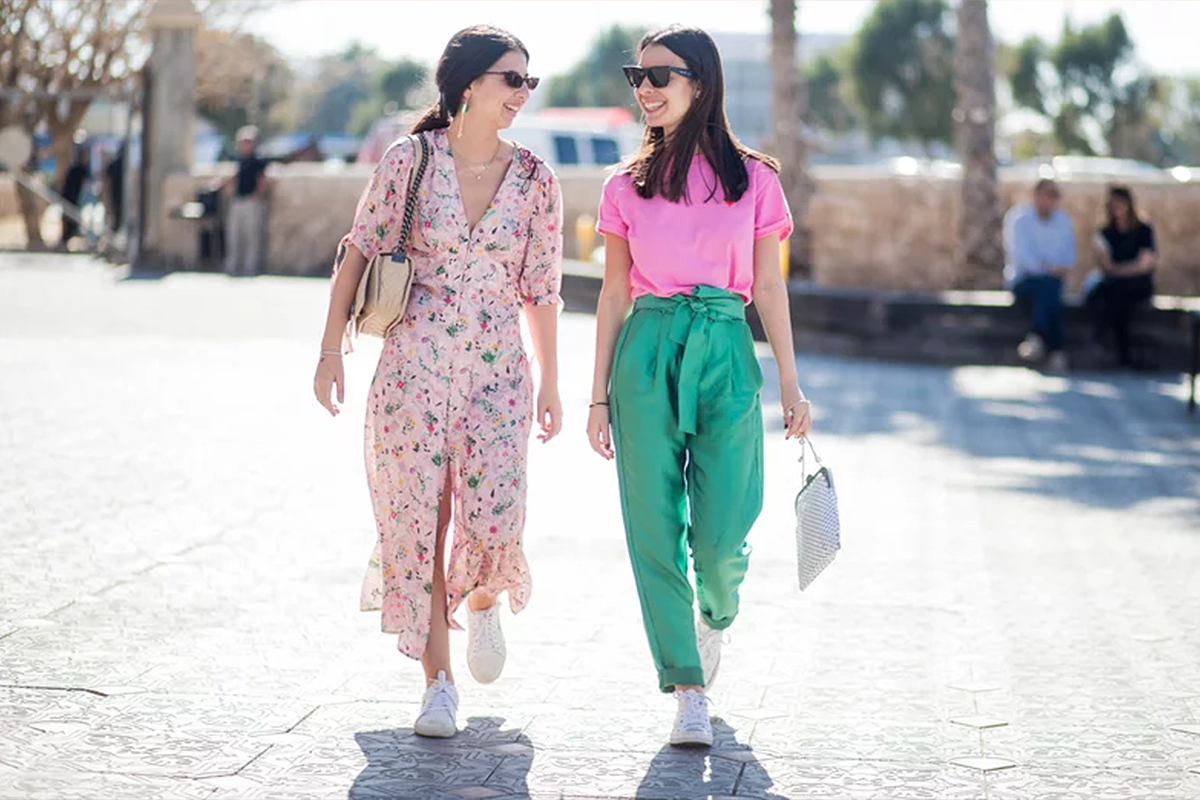 photographies de deux femmes en tenue estivale rose, verte et bleue