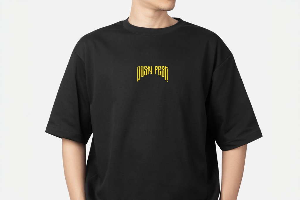 t-shirt noir du festival avec le logo jaune à l'avant 