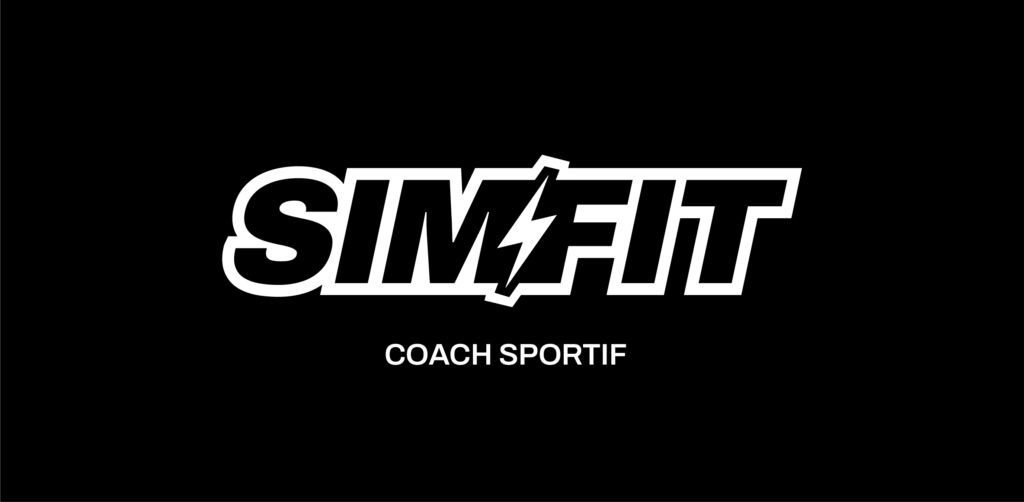 Logo final choisi par Simfit : un logo textuel tout en majuscule, avec des contours forts. Au centre un éclair sépare Sim et Fit.