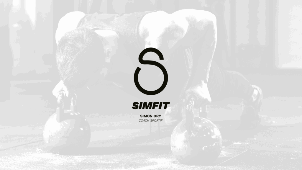 première piste de logo pour Simfit : une ligne courbe représentant à la fois un S et un kettlebell. En arrière plan, un homme faisant des pompes, appuyé sur 2 kettlebells.