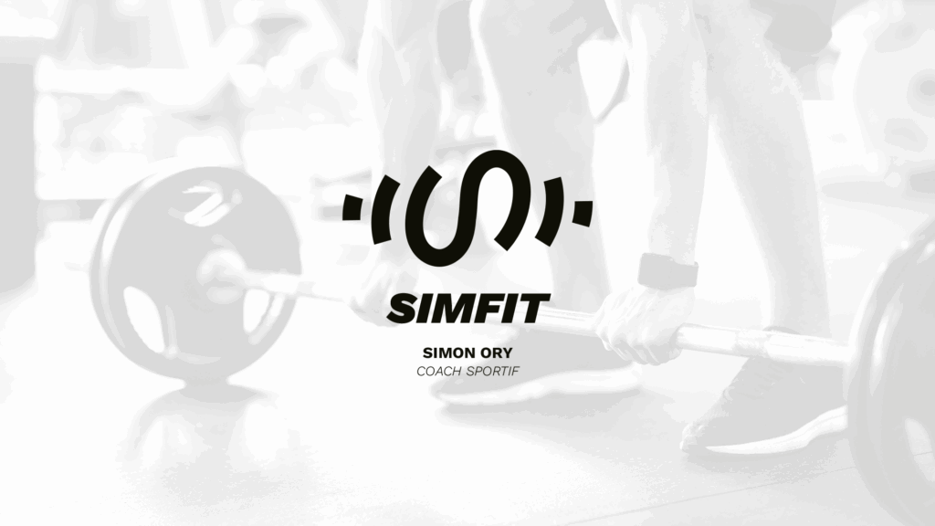 deuxième piste de logo pour Simfit : une haltère stylisée en courbe, dont la forme crée un S à l'horizontal. En arrière plan, un homme soulevant une haltère.